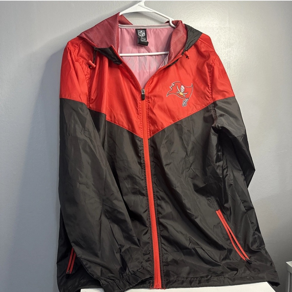 Men’s medium Tampa bay buccaneers rain jacket/wind breaker NFL Apparel
